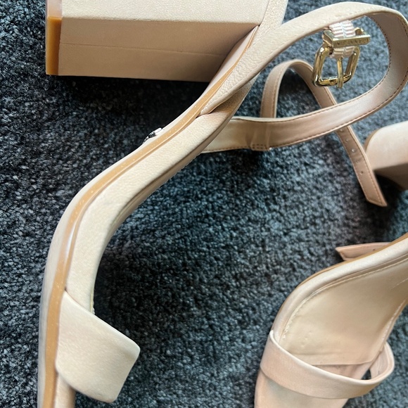 Gianni Bini Shoes - Picture 7 of 8